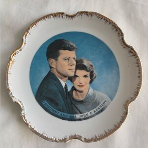 JFK commemoration plate with Jackie Kennedy 60s wall plate vintage